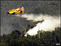 Avião tenta apagar incêndio no sul de Portugal