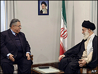 Jalal Talabani (E) foi recebido por Ali Khamenei