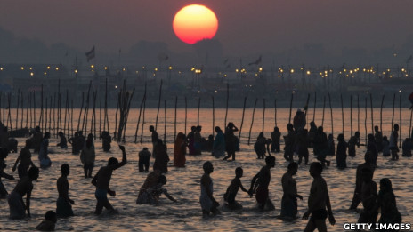 印度安拉阿巴德印度教信众趁大壶节在恒河中沐浴(9/2/2013)