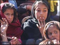 زلزلے کی متاثرین لڑکیاں: جن کا کوئی نہ رہ گیا