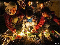 Crianças fazem vigília em frente a um dos hotéis atingidos por explosões  