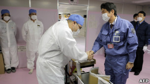 安倍身穿保護服乘車視察了核洩漏事故的地點