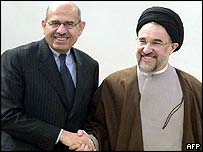Mohammed El-Baradei, diretor da AIEA, cumprimenta o presidente iraniano, Mohammad Khatami