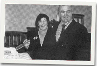 Mrs Leah Clifford Jones Merwerydd a'r Dr. Felix Aubel yn torri cacen y dathlu