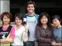 O modelo Ricardo Soares com as produtoras de um ensaio fotográfico