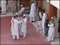 مدارس کی سندیں رکھنے والے افراد