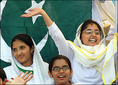 Sinh viên Pakistan reo hò cổ động cho đội tuyển quốc gia.