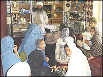 يک تعويذ نويس، در حلقه ای از مشتريانش (عکس از پژواک)