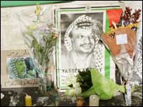 Altar improvisado para Arafat em frente ao hospital onde ele está internado