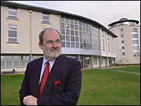 An t-Ollamh Tormod MaGilliosa aig Sabhal Mòr Ostaig (dealbh bho Sabhal Mòr Ostaig)