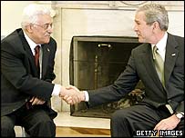 O presidente palestino, Mahmoud Abbas, e o presidente dos Estados Unidos, George W.  Bush