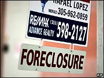 Cuộc khủng hoảng vay nợ nhiều rủi ro "subprime" tại Hoa Kỳ khiến hàng ngàn người bị mất nhà cửa.