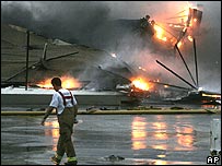 Prédios pegam fogo em Pasadena, no Estado do Texas