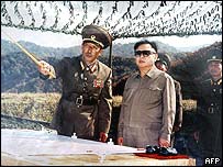 O líder da Coréia do Norte, Kim Jong-Il (direita)
