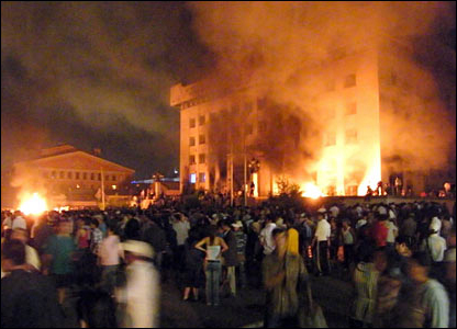 Những người biểu tình chứng kiến trụ sở của đảng cầm quyền bốc cháy