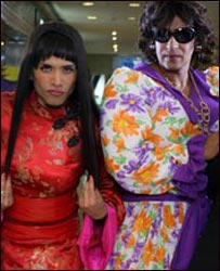 महुलाओं के कपड़े में अभिनेता