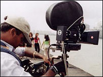 कैंमरा संभालते अभिनेता अजय देवगन