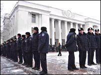 ماموران پليس در برابر پارلمان اوکراين