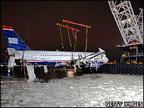 Guindastes retiram a Airbus do rio Hudson no sábado