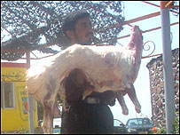 خاله گادیران و اطفال پس از صرف غذا راه خانه هایشان را درپسش می گیرند.