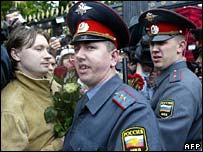 Серед заарештованих - організатор Ніколай Алексєєв (зліва)