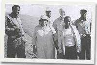 Dr Gareth Wyn Jones yng nghwmni Mrs Tsedi Maphale sy'n gwisgo het, a gweithwyr eraill Llyn Katsi