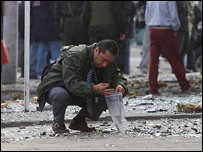 Investigador coleta pistas depois de explosão em Bogotá, na quarta