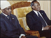 Somali Devlet Başkanı Abdullahi Yusuf ve meclis başkanı Şerif Hasan Şeyh Aden (solda) 