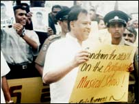 Minister Amunugama joining a journalist protest (Library photo)
