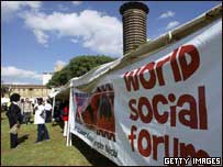 Participantes chegam ao 7º Fórum Social Mundial, em Nairóbi