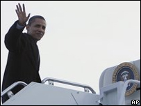 Barack Obama ao embarcar em um vôo para Washington