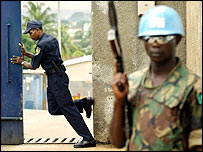Guardas protegem o tribunal de crimes de guerra em Freetown, Serra Leoa
