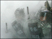 प्रदर्शनकारियों की पुलिस से झड़प