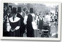 Decharu gorymdaith Cynrychiolwyr y Gwledydd Celtaidd yn yr Wyl Ban Geltaidd yng Nghilkenny