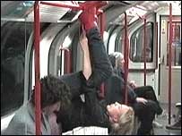 Botas-morcego no metrô de Londres