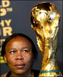 Güney Afrikalı kadın dünya kupasına bakıyor