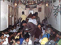 मुल्तान में पूजा अर्चना के बाद प्रसाद वितरण