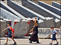 چیک پوسٹوں پر فلسطینیوں کی روزانہ تلاشی لی جاتی ہے