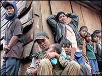 Người Thượng tỵ nạn hồi năm 2001