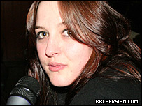 یک دختر شرکت کننده در کنسرت