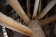 Edrych i fyny drwy'r grisiau cylchog