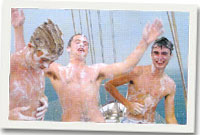 Yr hogia yn mwynhau ar fwrdd y llong