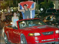 ABD'de Küba bayrağıyla sevinç gösterisinde bulunan bir Kübalı