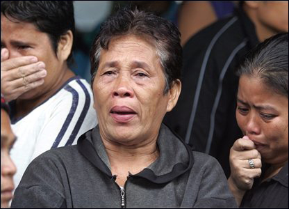 Chờ đợi tin tức người thân tại một bến tàu ở Manila