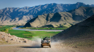 یک خودرو نظامی در دره میدان