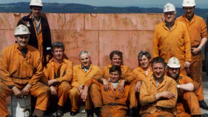 David Lewis (trydydd o'r chwith) a'i gydweithwyr