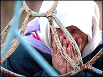 Mezar başında dua eden Özbek kadın