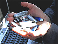 عرضه حافظه های اضافی (memory sticks) کامپيوتر، در بازار نزديکی پايگاه بگرام در اطراف کابل