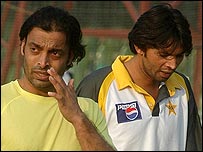 شعیب اختر اور محمد آصف (فائل فوٹو)