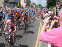 Dân chúng tại Darford đứng bên đường xem, cổ vũ và chụp hình đoàn xe đua